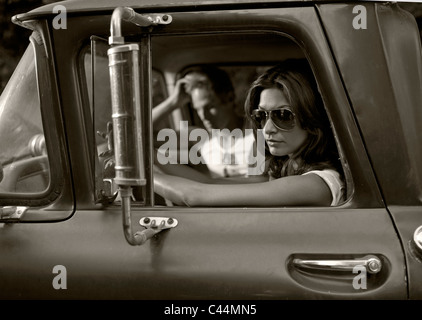 Due persone guida nel vecchio camion americani Foto Stock