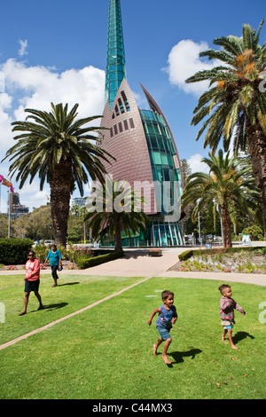 Bambini che giocano nella parte anteriore del campanile di Swan. Perth, Western Australia, Australia Foto Stock