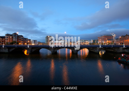 La Queens bridge fiume Lagan e laganside waterfront nelle prime ore del mattino ora blu a Belfast Irlanda del Nord Regno Unito Foto Stock