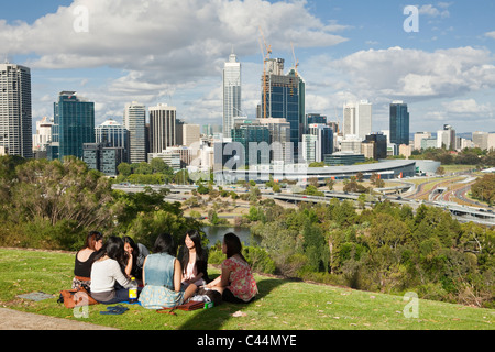 Le donne aventi un picnic nel parco del re con lo skyline della città in background. Perth, Western Australia, Australia Foto Stock