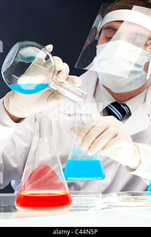 Immagine del medico blu di versamento del liquido nel tubo di vetro in laboratorio Foto Stock