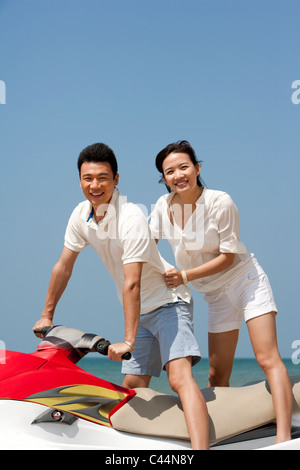 Coppia felice a cavallo su un Jet Ski Foto Stock