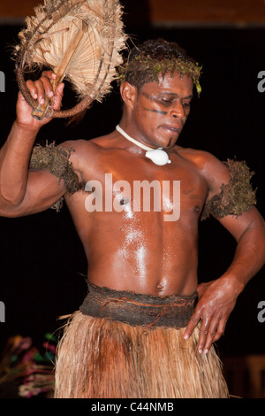 Le prestazioni di ballo di nativi durante la Cerimonia Kava, Beqa Lagoon, Viti Levu, Isole Figi Foto Stock