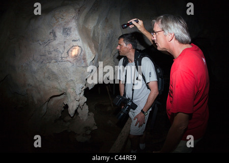 Precolombiana pitture rupestri dentro la linea di grotte di calcare, Parco Nazionale Los Haitises, Repubblica Dominicana Foto Stock