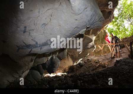 Precolombiana pitture rupestri dentro la linea di grotte di calcare, Parco Nazionale Los Haitises, Repubblica Dominicana Foto Stock