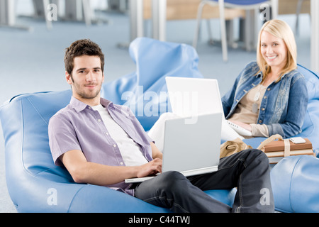 Gli studenti di alta scuola o università lavorando su laptop studiare Foto Stock