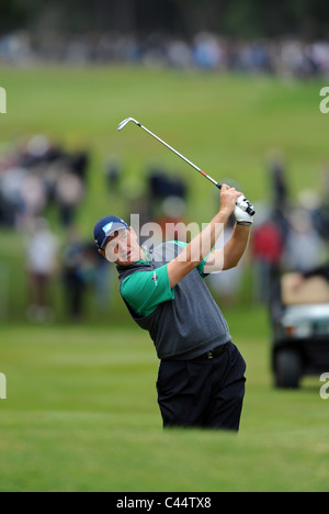 Professional Golfer Ernie Els gioca un colpo. Foto Stock