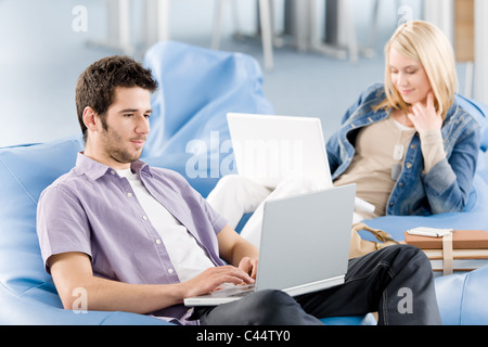 Gli studenti di alta scuola o università lavorando su laptop studiare Foto Stock