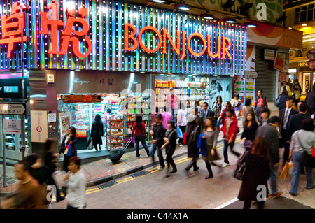 Asia, Cina, Hong Kong, l'isola centrale, street, streetscene, shopping, folla, notte, sera latenight, Foto Stock