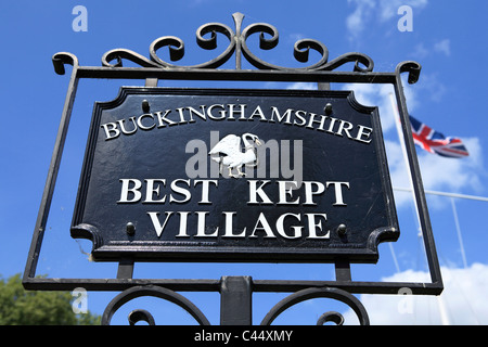 Un segno su un villaggio verde in Marlow celebra che questo è il Buckinghamshire meglio conservato villaggio. Foto Stock