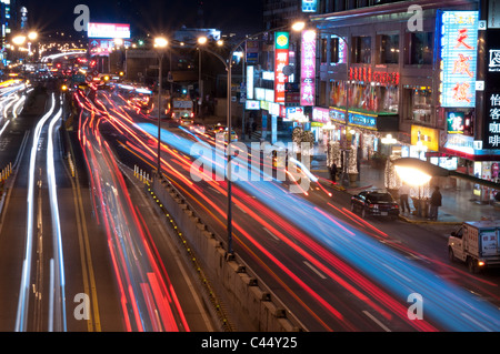 Asia, Taiwan, Taipei, ROC, Cina, città capitale, streetscene, traffico stradale, street, edifici, notte, sera Foto Stock