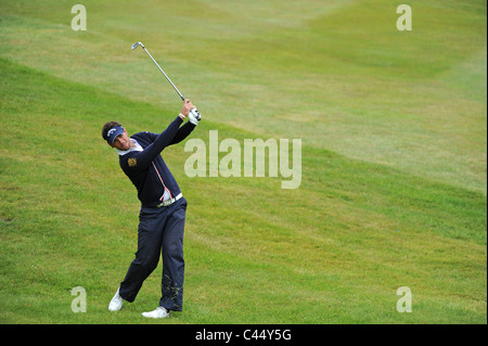 Professional Golfer Nick Dougherty gioca un colpo Foto Stock