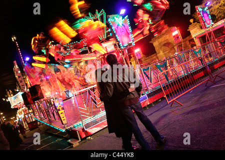 Repubblica di Irlanda, Dublino, il giorno di San Patrizio celebrazioni, giovane che guarda al parco di divertimenti Foto Stock