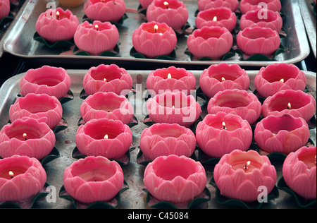 Malaysia, Kuala Lumpur, Thean Hou tempio, lotus rosa a forma di candele su vassoi, close-up Foto Stock