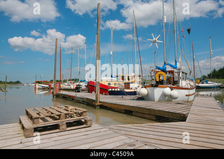 Regno Unito, Inghilterra, Kent, Whitstable, Osono Dock, barche attraccate al molo Foto Stock