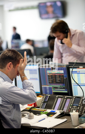 BGC voce + elettronica società di brokeraggio di trading floor, commercianti di competere sulle scorte e condivide i prezzi nel quartiere finanziario della City di Londra, Regno Unito Foto Stock