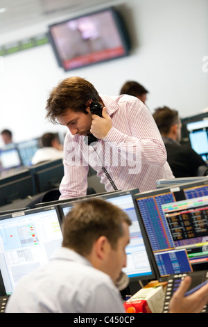 BGC voce + elettronica società di brokeraggio di trading floor, commercianti di competere sulle scorte e condivide i prezzi nel quartiere finanziario della City di Londra, Regno Unito Foto Stock