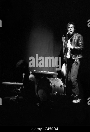 Peter Gabriel del progressive rock band genesi di eseguire 'l'agnello si stende su Broadway' nel 1975. Foto Stock