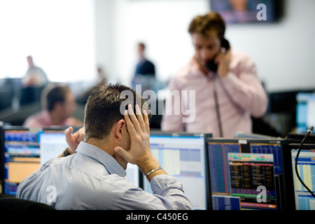 BGC voce + elettronica società di brokeraggio di trading floor, commercianti di competere sulle scorte e condivide i prezzi nel quartiere finanziario della City di Londra, Regno Unito Foto Stock