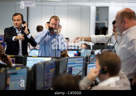 BGC voce + elettronica società di brokeraggio di trading floor , dove gli operatori di competere sui prezzi. Foto:Jeff Gilbert Foto Stock