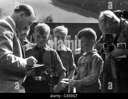 Adolf Hitler dà autografi alla Gioventù Hitleriana, 1935 Foto Stock