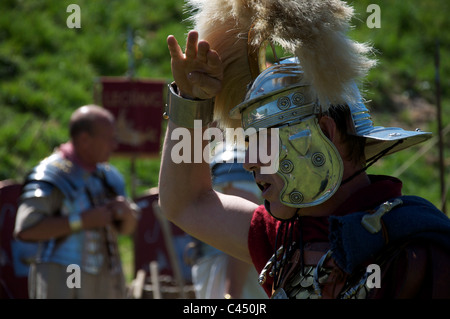 Un centurione romano della gamba ii avg rievocazione storica gruppo durante un display in anelli di maumbury nel Dorchester Dorset, Inghilterra, Regno Unito. Foto Stock