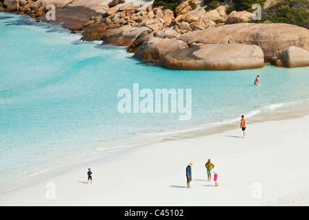 Nuotatori al crepuscolo Cove. Esperance, Australia occidentale, Australia Foto Stock