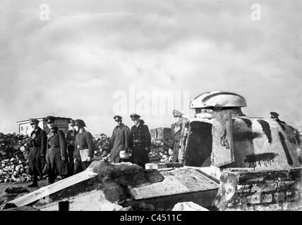 Rommel ispeziona i bunker sulla costa del Canale Foto Stock