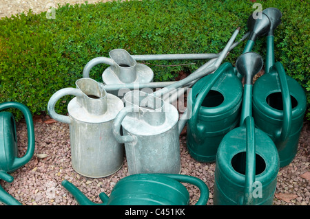 Una collezione di giardino innaffiatoi. Regno Unito Foto Stock