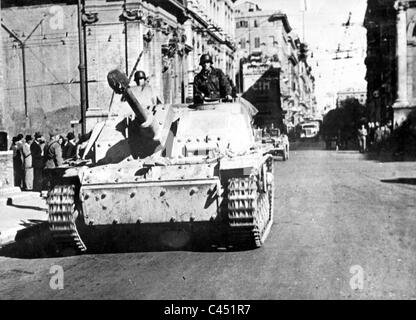 Assalto tedesco GUN III in una città italiana, 1943. Foto Stock