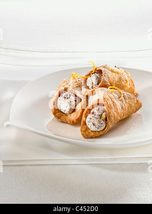 Cannolis sulla piastra, close-up Foto Stock