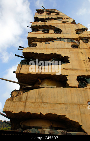 La speranza per la pace la scultura da Armand Fernandez (1928-2005) al di fuori del Ministero libanese della difesa, Yarze, Beirut, Libano. Foto Stock