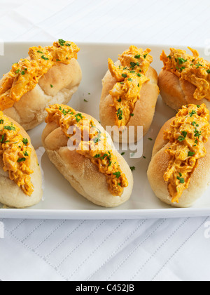 Incoronazione involtini di pollo nel piatto di servizio, close-up Foto Stock