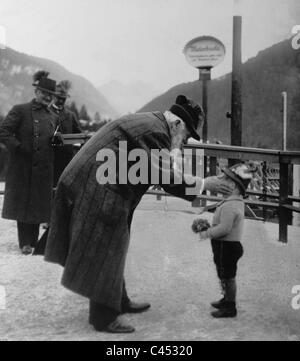 Il principe reggente Luitpold di Baviera con un ragazzo giovane Foto Stock