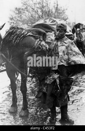 Nazi soldato tedesco di una colonna di alimentazione, 1941 Foto Stock