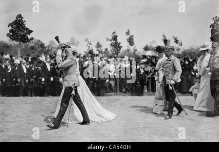 L'imperatore Franz Joseph I e l'archdukes alla cerimonia di inaugurazione del Elizabeth Memorial in Goedoelloe Foto Stock