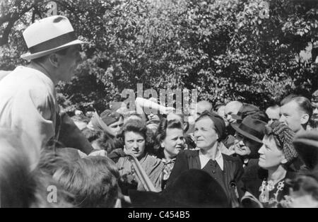 Joseph Goebbels dopo allied incursioni aeree, 1943 Foto Stock