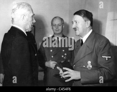 Adolf Hitler dà il cavaliere del cross a Franz von Papen, 1944 Foto Stock