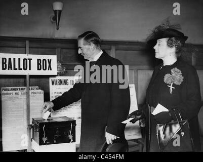 Arthur Neville Chamberlain e sua moglie a un'elezione, 1939 Foto Stock