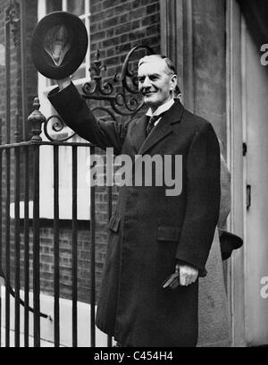 Il ciambellano ha foglie di Downing Street sventolando , 1938 Foto Stock