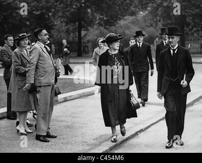 Arthur Neville Chamberlain e sua moglie in una passeggiata mattutina di Londra, 1939 Foto Stock