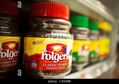 Un display di caffè Folgers su uno scaffale di supermercato in New York Foto Stock