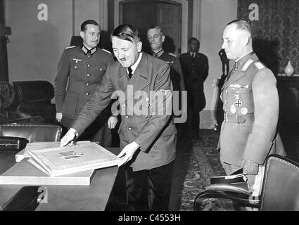 Adolf Hitler nominato Erwin Rommel a maresciallo di campo 1942 Foto Stock