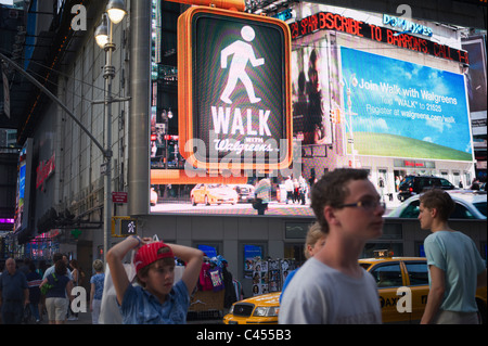 Un LED gigante segno il Walgreens drug store in corrispondenza di una Times Square a New York Foto Stock