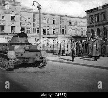 Panzer sfilano davanti del generale Lutz e Guderian Foto Stock