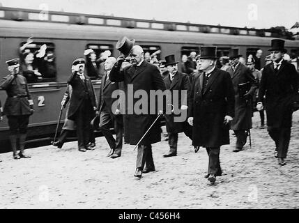 Il Cancelliere del Reich Hans Luther con Reich Presidente Paul von Hindenburg, 1925 Foto Stock