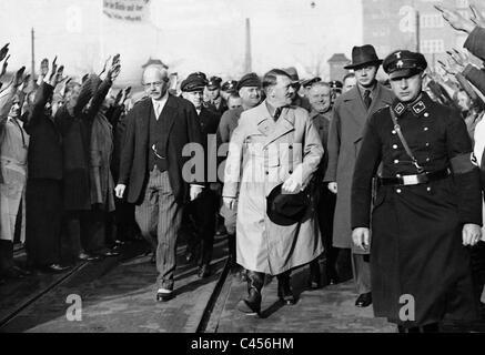 Adolf Hitler con Carl Friedrich von Siemens al Siemens-Schuckert lavora a Berlino Foto Stock