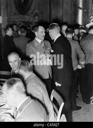 Franz Ritter von Epp parlando con Franz von Papen, 1938 Foto Stock