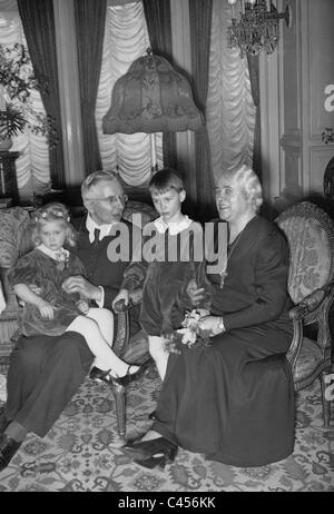 Hjalmar Schacht con la famiglia 1937 Foto Stock