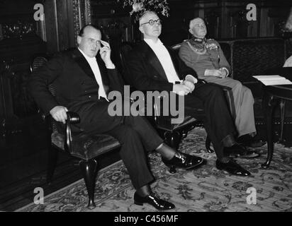 Hans Frank, Hjalmar Schacht e Werner von Blomberg, durante un concerto presso la casa di Berlino, 1936 Foto Stock